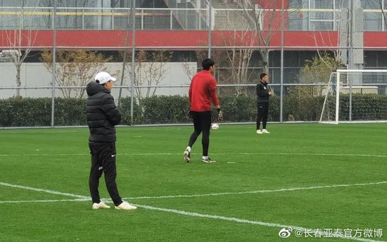 杨华忠咧嘴一笑，汉子慈祥宠溺的双目落在闺女身上。